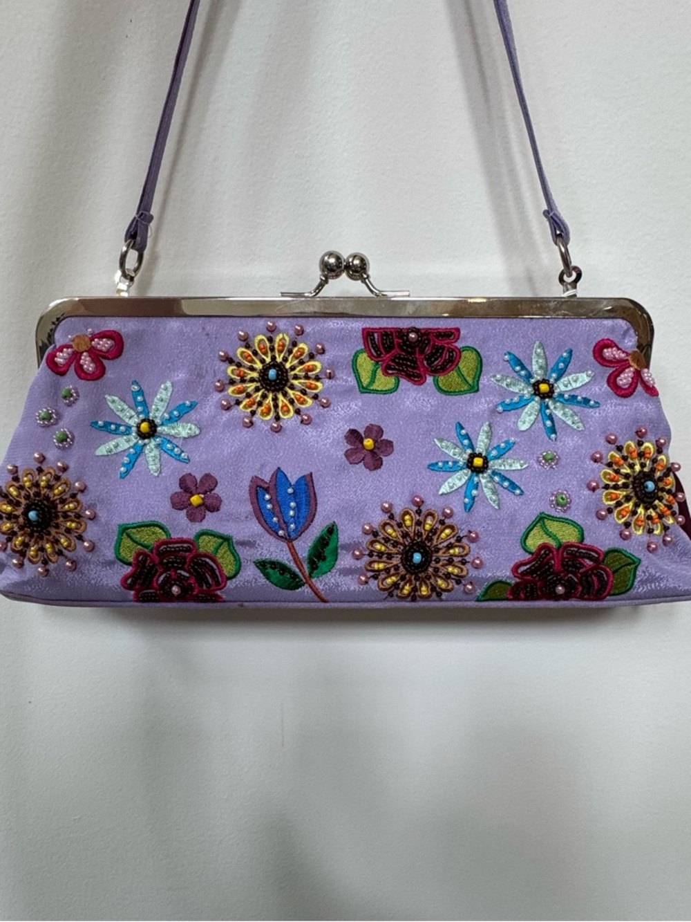 🌺NWT Vintage Floral Embroidered Lavender Clutch